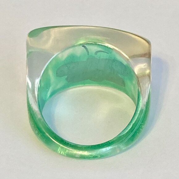 Vintage Lucite Acrylic Butterfly Ring Size 7 Retro Abstract Green Red Chunky - Picture 7 of 9